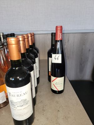 plusieurs bouteilles de vin sont alignées sur un comptoir