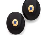 une paire de boucles d'oreilles noires et dorées ornées d'une pierre bleue