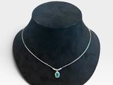 un gros plan d'un chapeau orné d'un collier