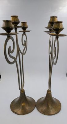 deux bougies posées sur une table