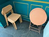 deux chaises et une table dans le coin d'une pièce