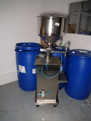 une machine qui se trouve dans le coin d'une pièce