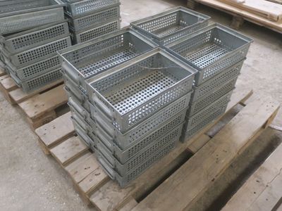de nombreuses caisses sur une palette dans un entrepôt