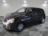 la photo d'une voiture garée dans un garage