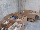 de nombreux cartons qui traînent au milieu d'une pièce