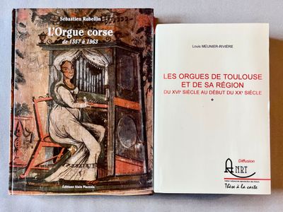les livres sont posés les uns à côté des autres sur une table