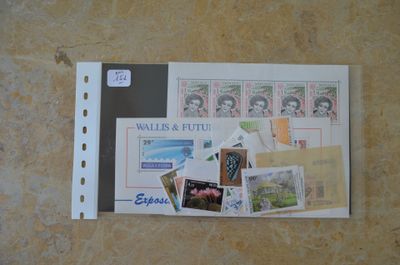 un morceau de papier avec des timbres dessus, posé par terre