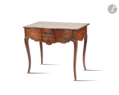 une vieille table en bois avec deux tiroirs et un tiroir en dessous