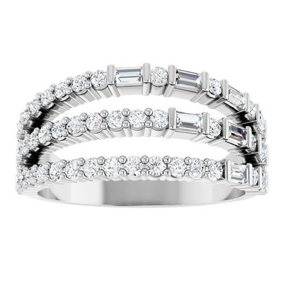 gros plan d'une bague en diamant sur fond blanc