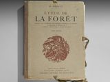 un livre à la couverture marron posé sur une table