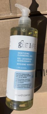un flacon de gel hydroalcoolique posé sur un comptoir