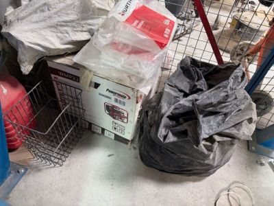 un tas d'ordures par terre, à côté d'une clôture grillagée