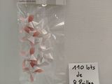 un tas de figurines en origami roses et blanches dans un sac