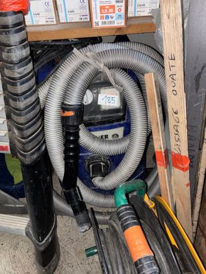 un tuyau raccordé à une canalisation dans une pièce