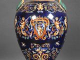un vase bleu orné d'un motif bleu et doré