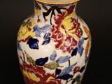 un vase orné d'un motif floral sur fond noir
