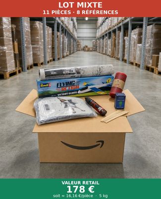 une boîte en carton remplie de fournitures posée à même le sol d'un entrepôt