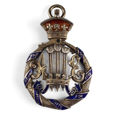 un gros plan d'un insigne orné d'une couronne