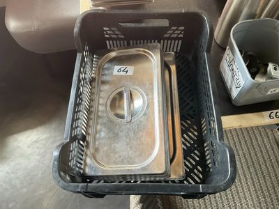un plateau muni d'un couvercle posé sur une table à côté d'une poubelle