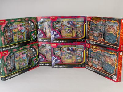 beaucoup de jouets différents dans la boîte posée sur la table