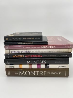 plusieurs livres sont empilés sur une table