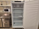 un réfrigérateur blanc dont la porte est ouverte, dans une cuisine