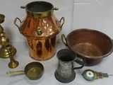 un grand nombre d'objets différents posés sur une table