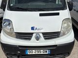 la camionnette blanche est garée dans le parking à côté d'autres voitures