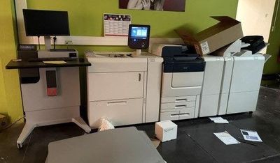 une photo d'un bureau en désordre, avec beaucoup de désordre par terre