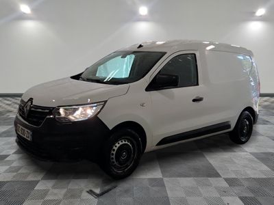 la camionnette blanche est garée sur le sol en damier d'une pièce