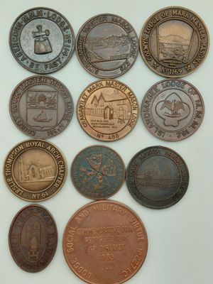 un lot de pièces de monnaie posées sur une table