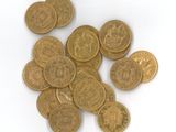 une pile de pièces d'or sur une surface blanche
