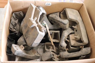 une boîte en carton remplie de morceaux de métal de toutes sortes