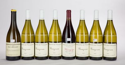 six bouteilles de vin sont alignées sur une table