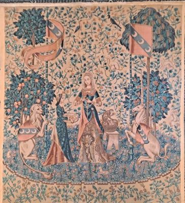 une image représentant une tapisserie sur laquelle figurent une femme et un chien