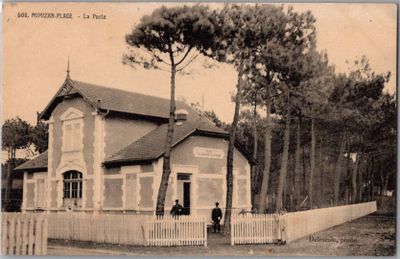 une vieille photo d'un homme debout devant une maison