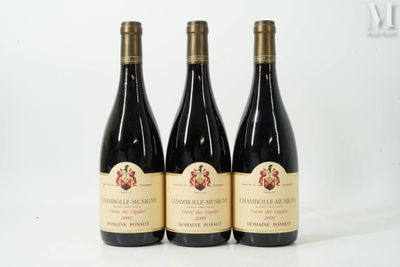 trois bouteilles de vin posées sur une table l'une à côté de l'autre