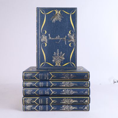 trois livres empilés sur une surface blanche