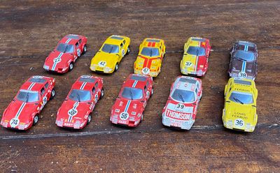un grand nombre de voitures-jouets qui se trouvent sur la table