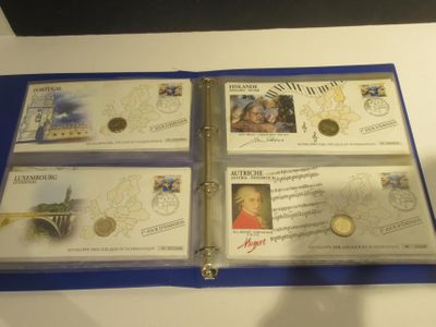 un dossier bleu sur lequel figurent quatre timbres différents