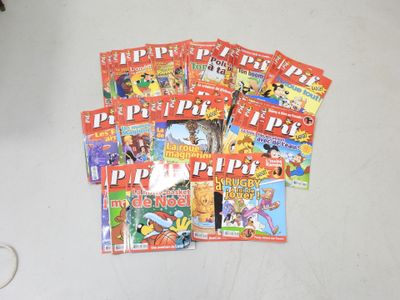 beaucoup de magazines posés sur la table, avec une souris à côté