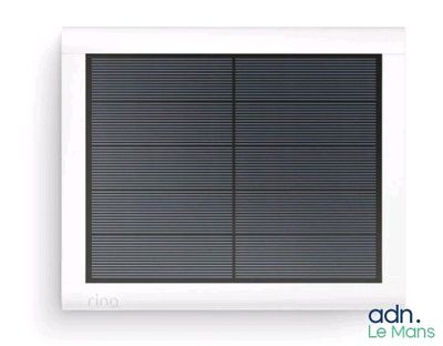 un gros plan d'un panneau solaire posé sur une surface blanche