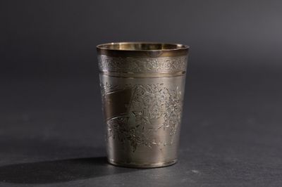 une coupe en argent ornée d'un motif floral sur un fond noir
