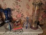 de nombreux vases de toutes sortes posés sur une étagère dans une pièce