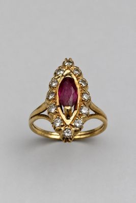 Bague ovale en rubis et diamants