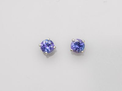 une paire de boucles d'oreilles en tanzanite sur fond blanc
