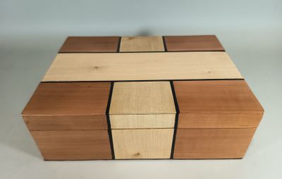 Boîte rectangulaire en bois de poirier, ébène et érable, l'i…