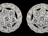 une paire de boucles d'oreilles en or blanc et diamants