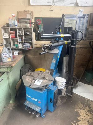 une machine bleue qui se trouve dans un garage