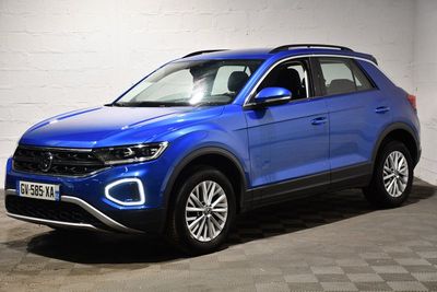 une Volkswagen T-Cross bleue garée dans un garage